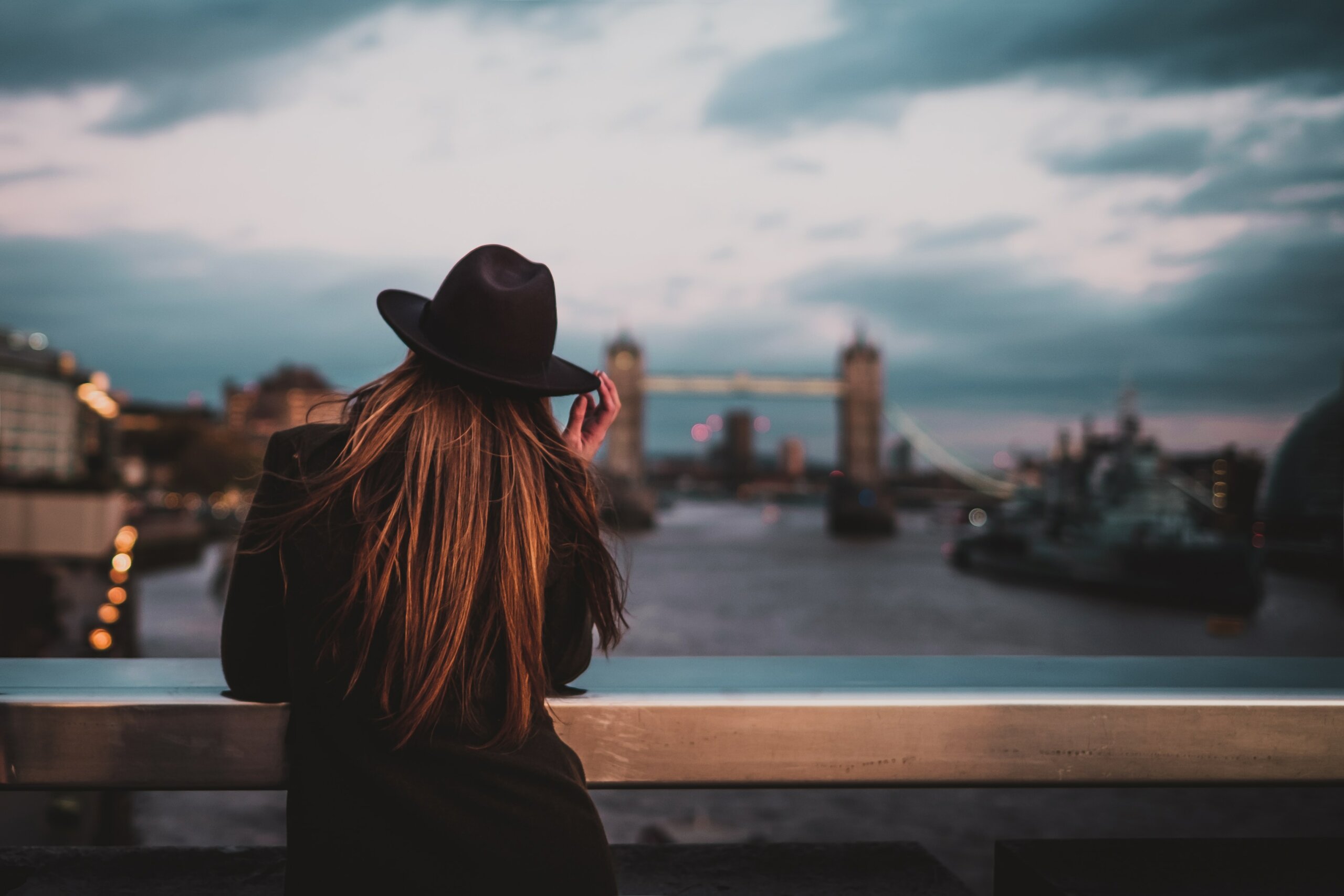 girl looking over london bridge