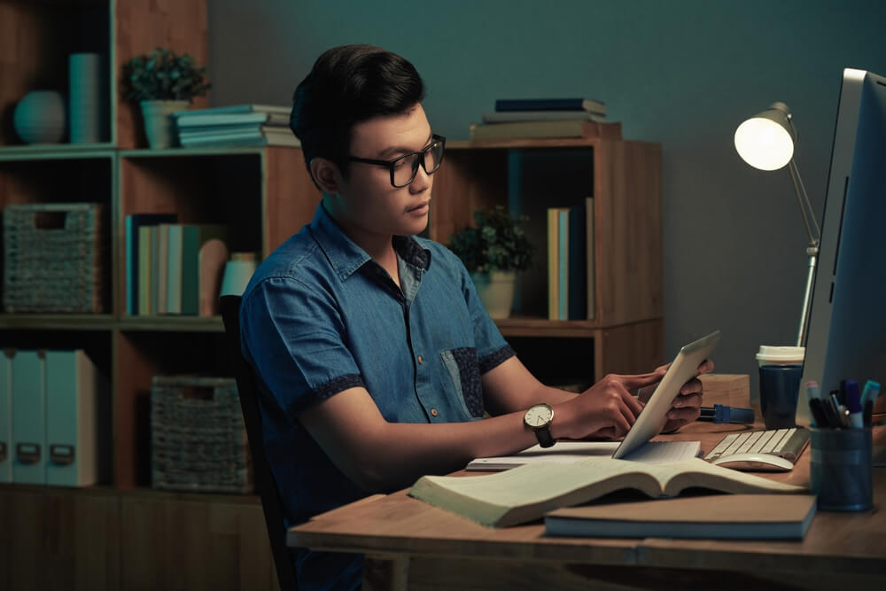 A Vietnamese student studying at night and determining when they concentrate best